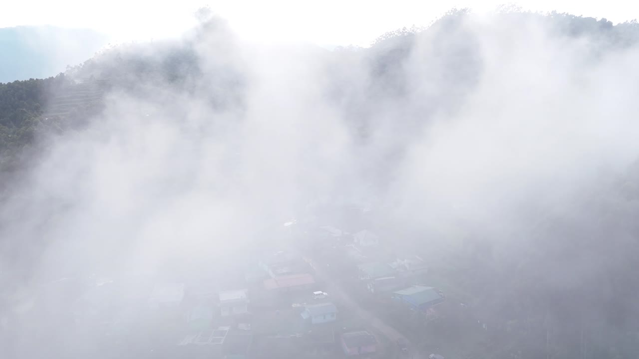 vista aérea de la estación de la colina de vattavada munnar vista del pueblo por la mañana de primavera