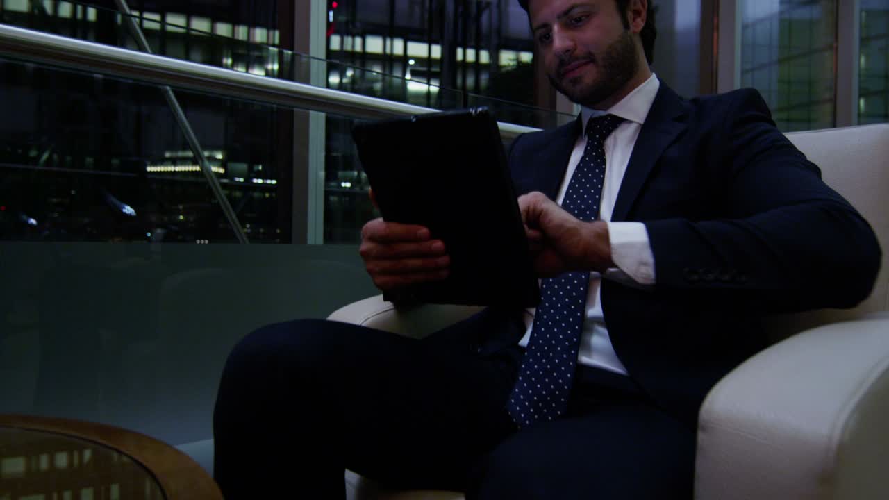 retrato de un hombre de negocios árabe wi-fi tableta en el centro de la oficina de la noche