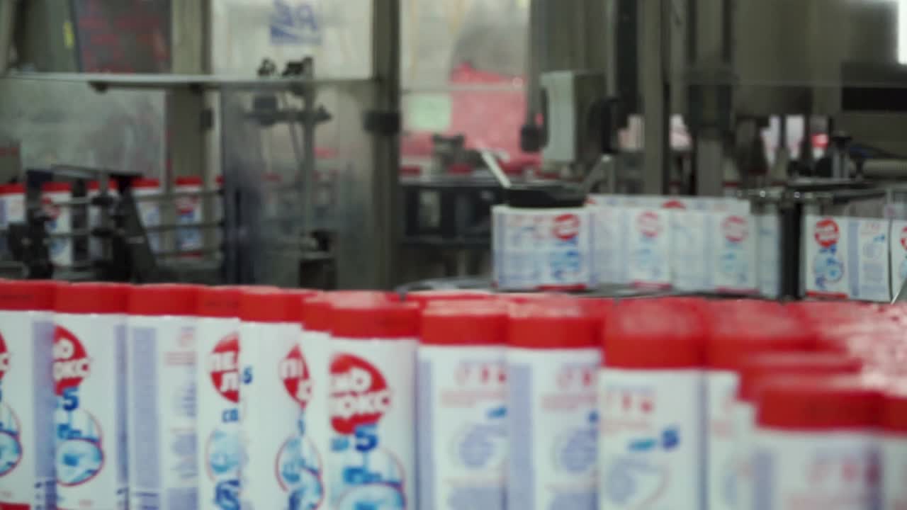 청소 제품 공장에서 병에 자동으로 라벨을 붙이는 과정