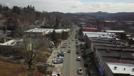 Antena-Volando-Hacia-Adelante-A-Lo-Largo-De-King-Street-En-Boone-Carolina-Del-Norte