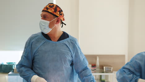 cirujano en la sala de operaciones