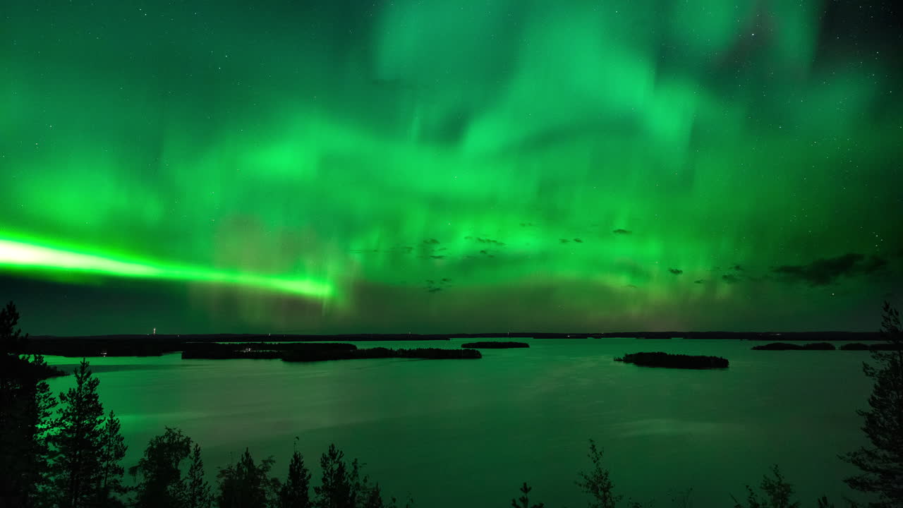 timelapse de la aurora boreal, un fenómeno solar magnético, sobre el lago hoytianen, en una fría noche de otoño, en huhmari, karelia del norte, finlandia
