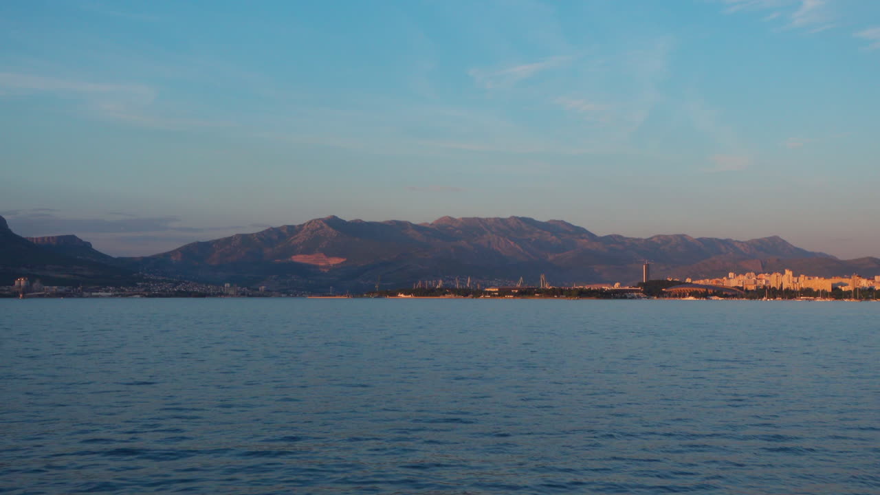 스플리트 해안의 해가 지는 것