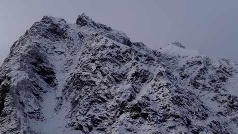 Vista-Aérea-Del-Hermoso-Paisaje-De-La-Montaña-Nevada-De-Noruega-Durante-El-Invierno