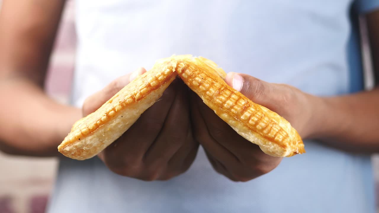 사과 파이를 먹는 젊은이들 ,