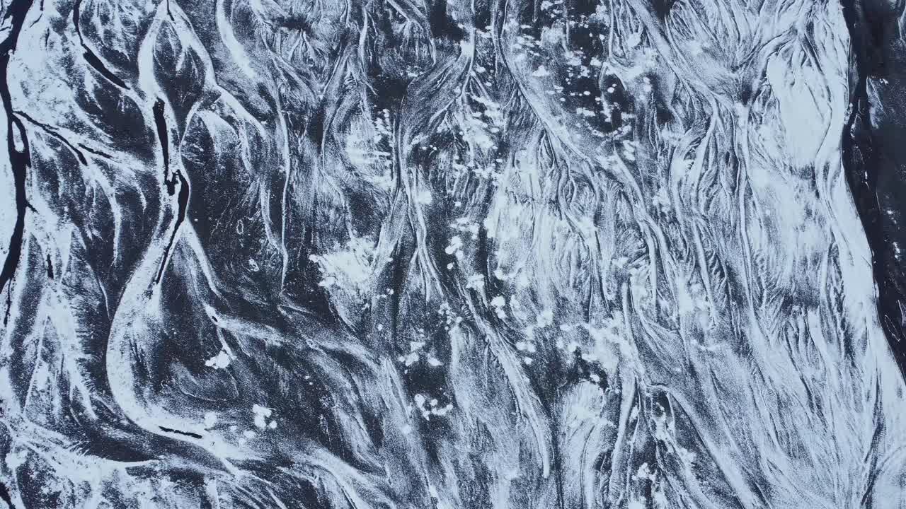 눈으로 인 얼어붙은 강