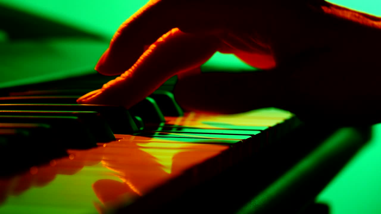tocando en el teclado sintetizador de piano de color