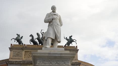 monumento a una figura histórica