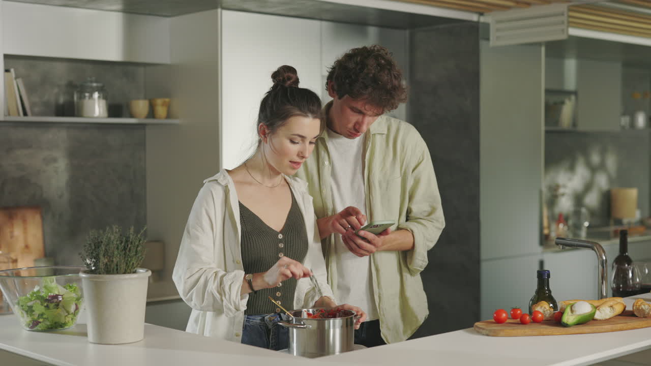 pareja cocinando juntos en una cocina moderna