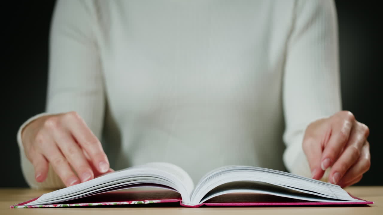 mujer leyendo un libro