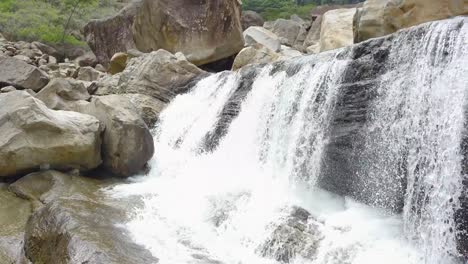 video aéreo de drones, cascadas en acacias - colombia, con piedras grandes