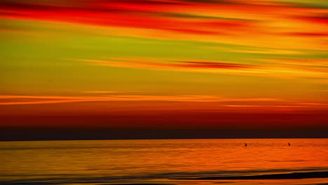 Tiro-De-Lapso-De-Tiempo-De-La-Puesta-De-Sol-A-Lo-Largo-Del-Hermoso-Paisaje-Nublado-Sobre-El-Mar-Durante-La-Noche