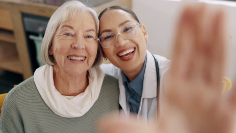Senior-woman,-doctor-and-smile-in-selfie