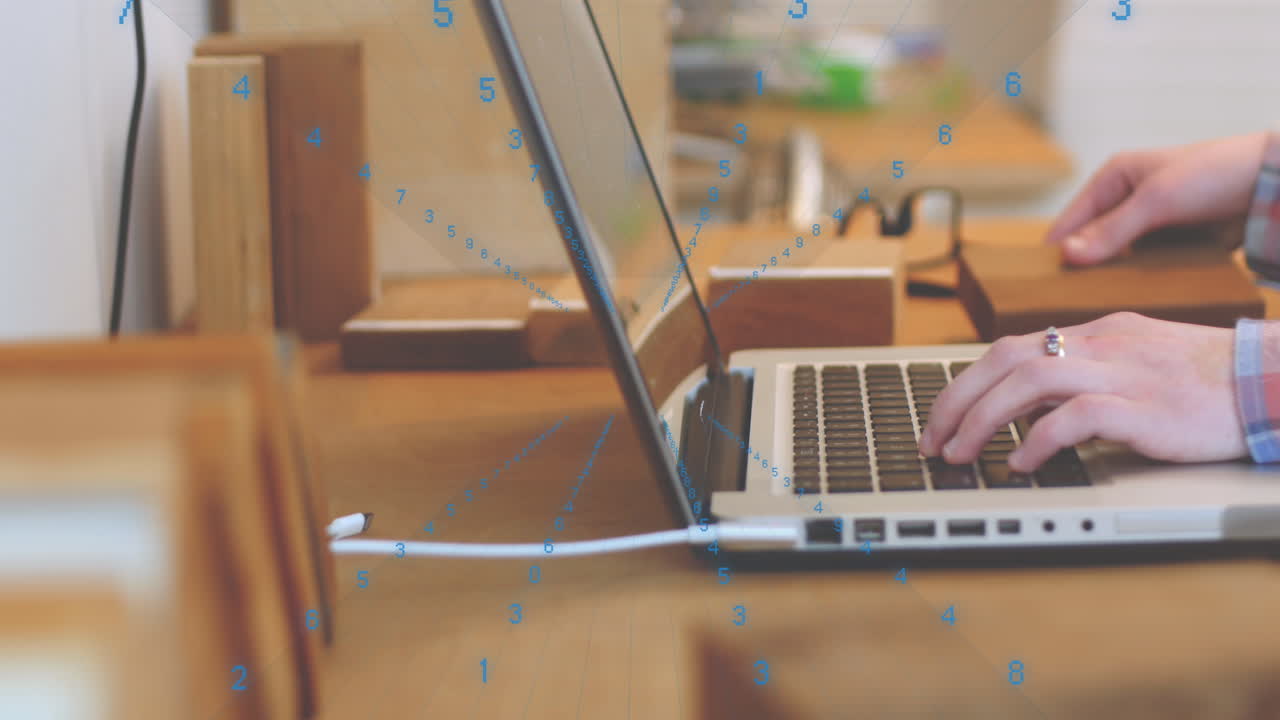 animación de cambios de números en bucle sobre las manos recortadas de un hombre caucásico escribiendo en una computadora portátil