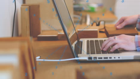 animación de cambios de números en bucle sobre las manos recortadas de un hombre caucásico escribiendo en una computadora portátil