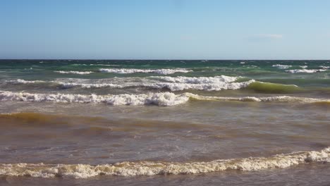 Olas-Del-Océano-En-Cámara-Lenta-En-Un-Día-Claro-Y-Ventoso