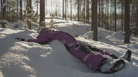 Weitwinkelaufnahme-Eines-Mädchens,-Das-Bei-Klarem-Winterwetter-Schneeengel-Bastelt