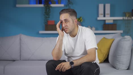 el hombre pesimista está confundido en casa.
