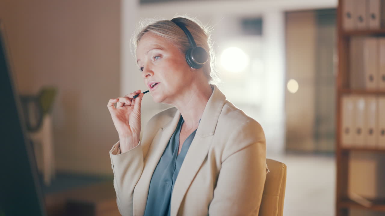 Contattaci, donna o consulente in call center