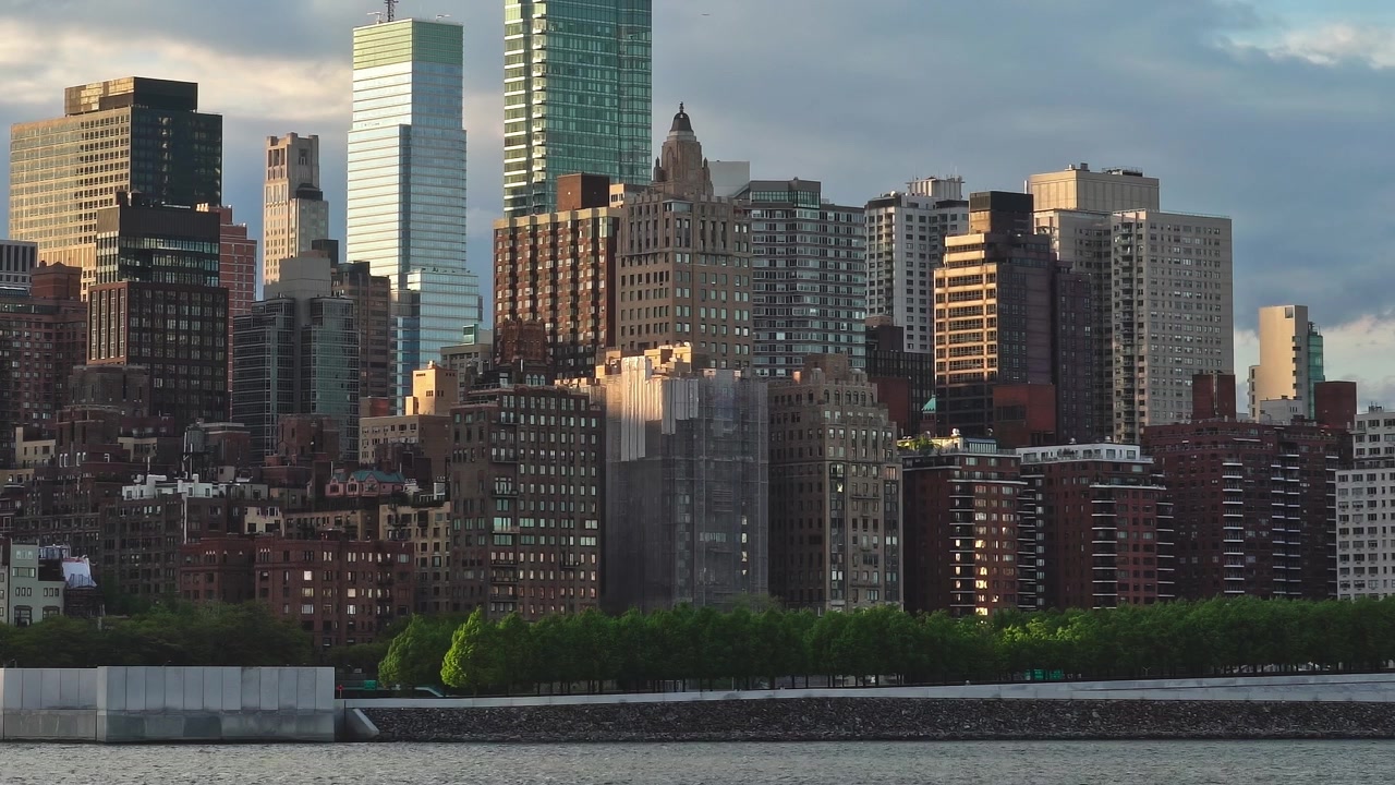 Edificios de la ciudad en Nueva York con la luz del sol de la tarde