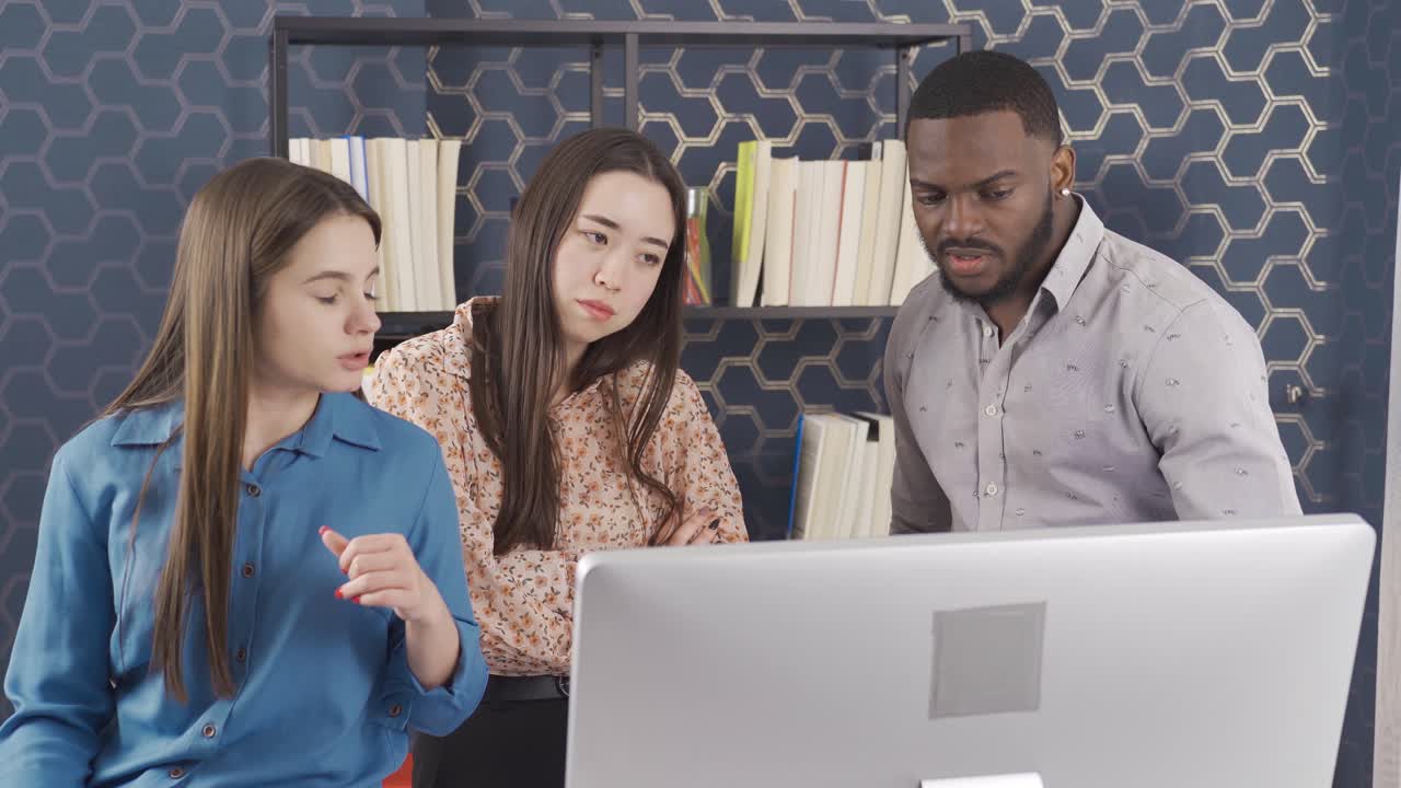 los colegas multiétnicos comparten ideas sobre la estrategia juntos en la reunión de la oficina.