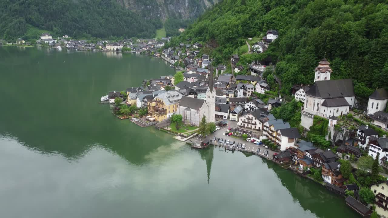 Mystisk regnvejrsdag i Hallstatt, Østrig