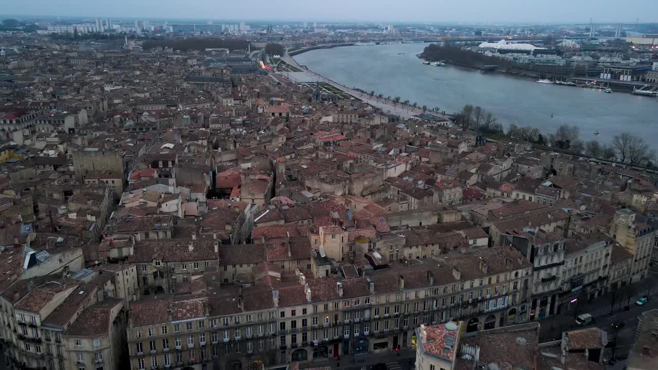 vista aérea de la ciudad de burdeos y el río en francia en un sombrío día de invierno nublado