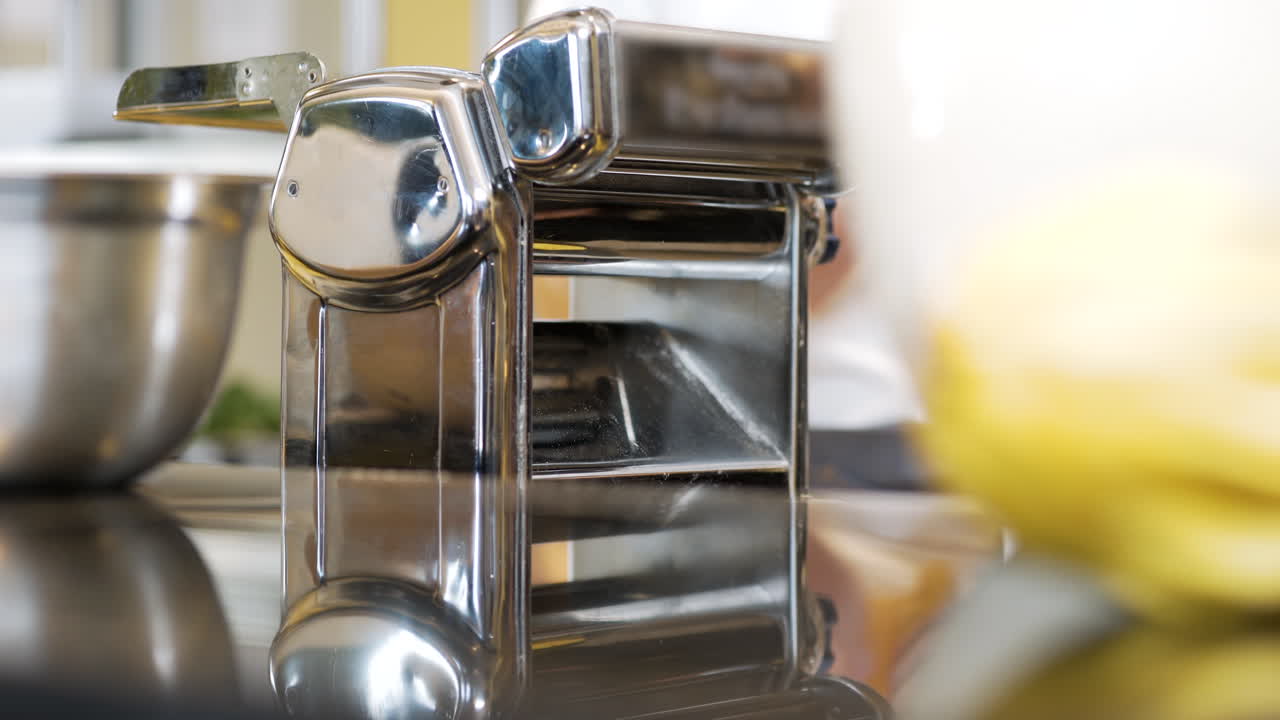 hacer pasta con una máquina de pasta