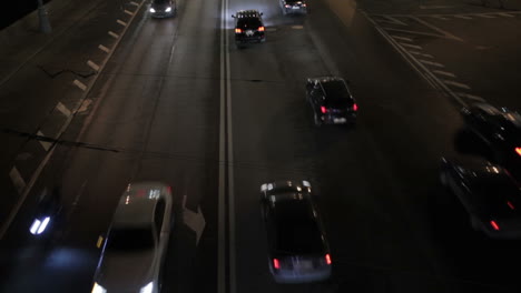 Autoverkehr-Bei-Nacht,-Aufnahme-Aus-Einem-Hohen-Winkel-In-Echtzeit