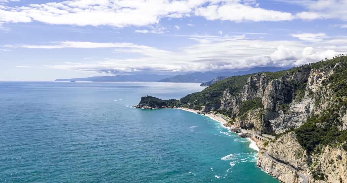 Hyperlapse aereo di scogliere mozzafiato e acqua turchese della Riviera Ligure vicino a Noli, Italia, con nuvole che si muovono velocemente. Spazio per il testo.