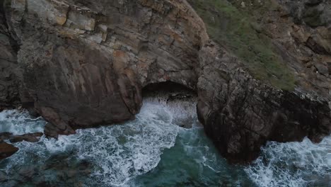 crohy head en donegal irlanda las olas chocan contra los acantilados