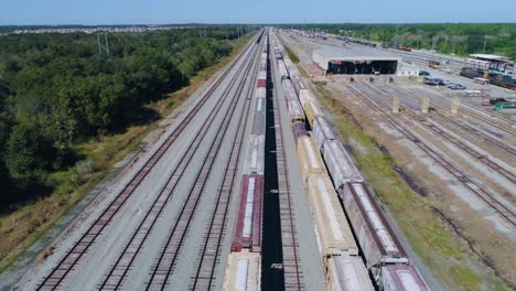 4K-Drohnenvideo-Von-Zügen-Und-Lokomotiven-Im-CSX-Winston-Zugbahnhof-In-Lakeland,-Florida