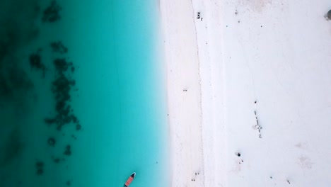 Glatter-Luftflug-Aus-Der-Vogelperspektive-Top-Drohne-über-Weißem-Sand-Blaue-Wasserwelle-Und-Menschen-Erschossen