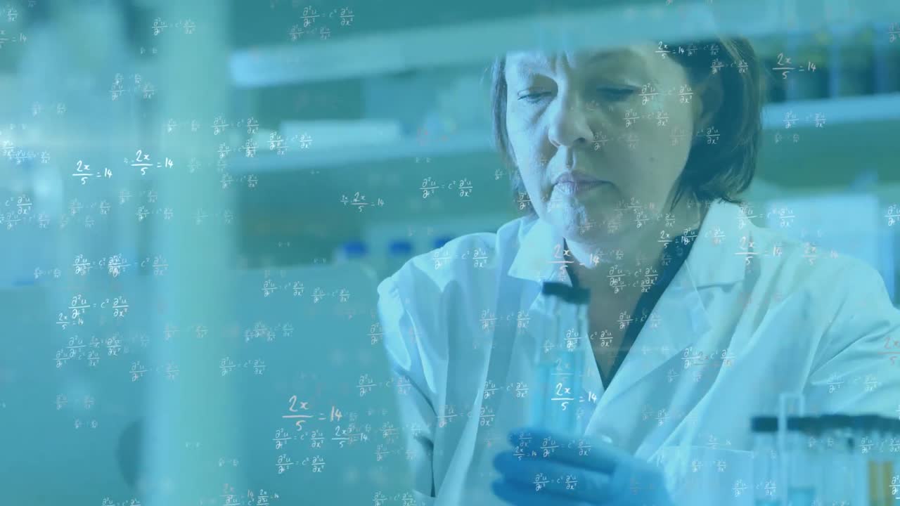 animación de fórmulas matemáticas sobre una científica caucásica con tubos de ensayo usando una computadora portátil
