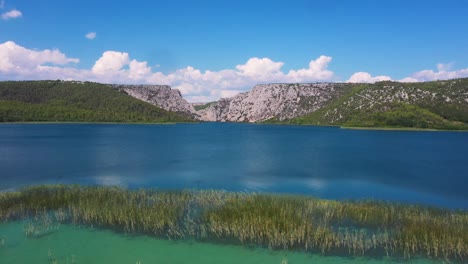 volando rápido hacia adelante a través de los lagos y montañas del parque nacional krka en dalmacia, croacia filmada en 4k