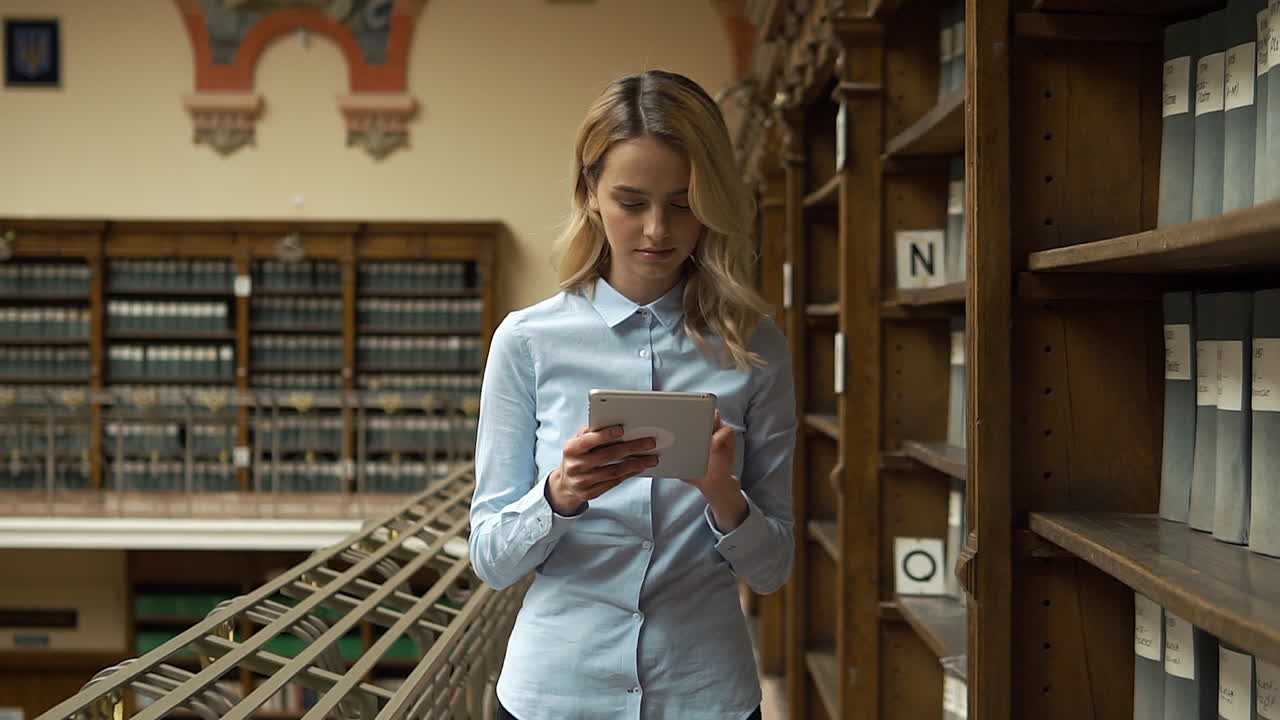 mujer usando tableta en la biblioteca