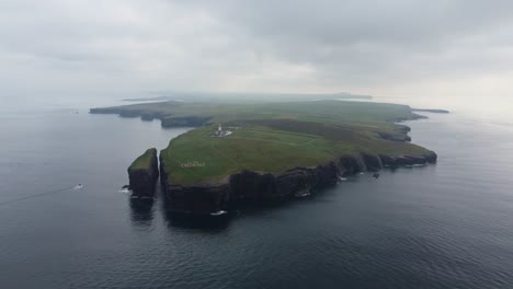 Drohnenschießen-Im-Rückblick-Vom-Meer-Nach-Sonnenaufgang-Auf-Die-Halbinsel-Und-Den-Leuchtturm