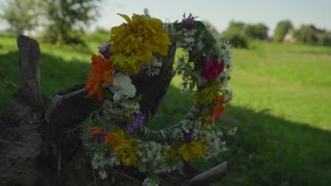 Una-Corona-De-Flores-Cuelga-Al-Aire-Libre-Con-La-Brisa-Durante-El-Verano