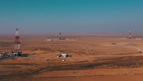 Vista-Aérea-De-Las-Plataformas-De-Perforación-De-Gas-Natural-En-Los-Campos-De-Exploración-Del-Desierto