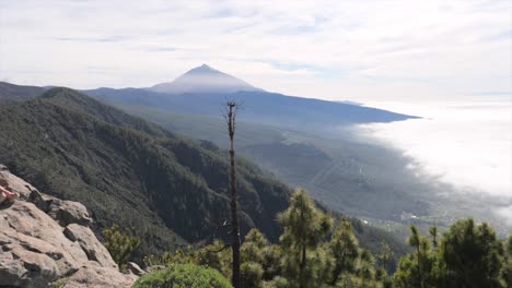 Aufnahmen-Des-Vulkans-El-Teide-Auf-Teneriffa-Mit-Niedrigen-Wolkenfeldern