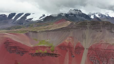 vista aérea de aviones no tripulados de la montaña del arco iris, vinicunca, región de cusco, perú