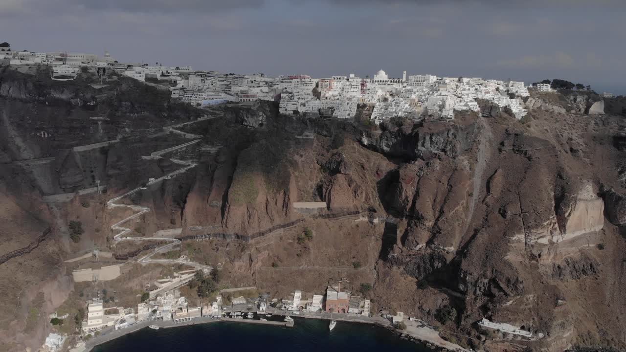 escaleras karavolades subir espectacular acantilado desde el antiguo puerto de santorini