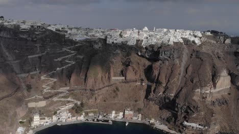 escaleras karavolades subir espectacular acantilado desde el antiguo puerto de santorini