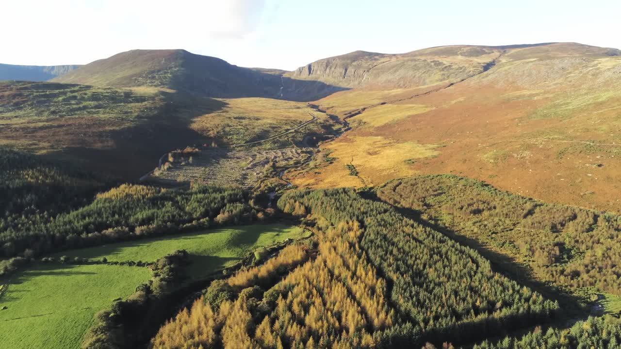 el río mahon fluye desde las montañas comeragh waterford irlanda