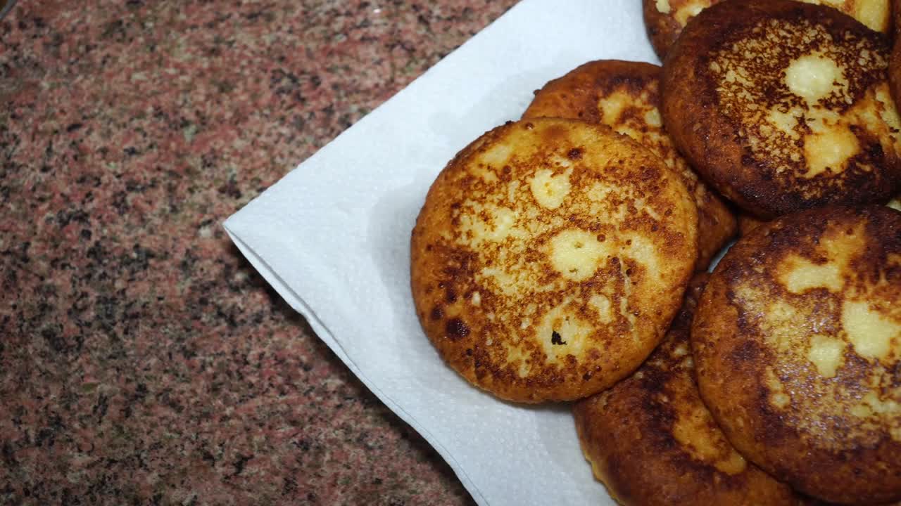 panqueques de queso dulce en un plato sobre un fondo blanco