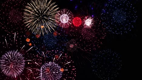 explosión de fuegos artificiales reales de 4k en cielo de bucle de fondo de movimiento negro brumoso de humo en explosión de fuegos artificiales