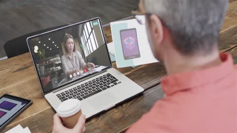 hombre de negocios caucásico en una videollamada con una colega caucásica en la pantalla