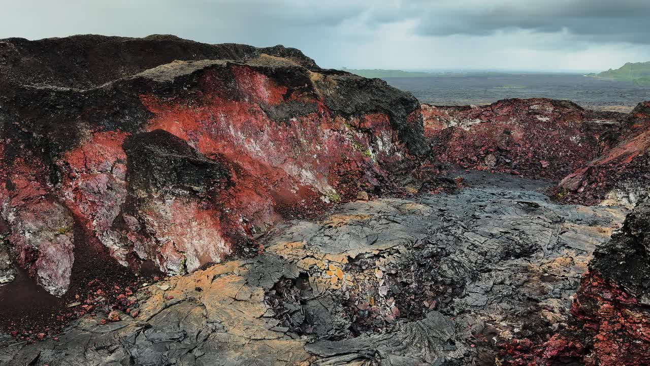 Paisagem vulcânica do Havaí, fissura de lava acidentada, dramática e selvagem