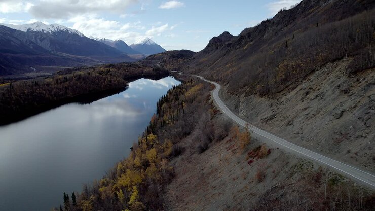 Video aereo 4k a 30 fps del Lago Long in Alaska.