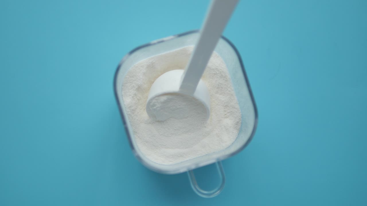 cuchara de proteína en polvo en el recipiente